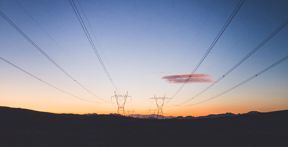 高壓電力輸送-中國電力管理體制重大變革：能源部成立與電力集團(tuán)公司組建紀(jì)實